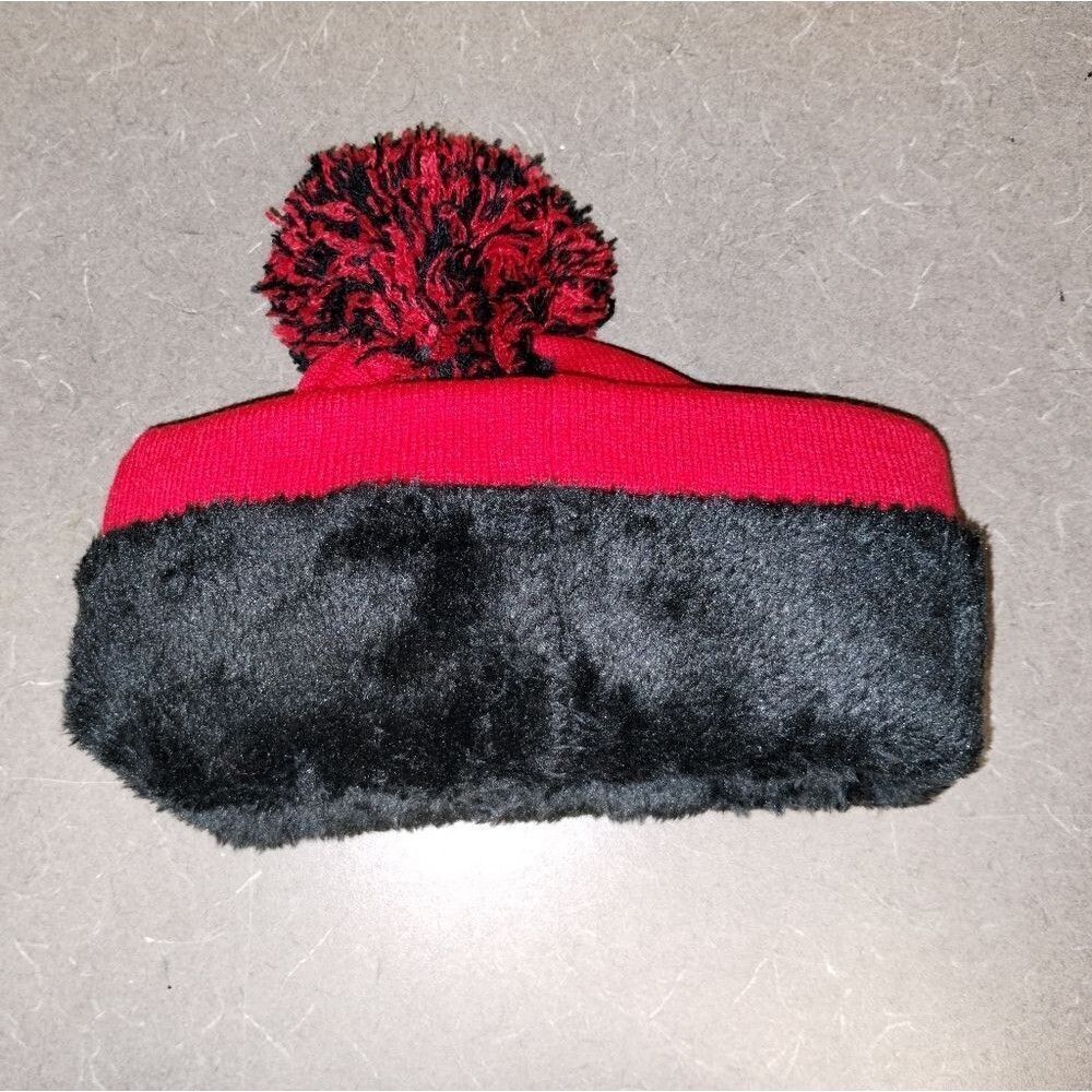 Georgia Knit Hat w/Pom Pom Red/Blk - Picture 3 of 6